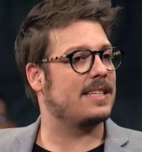 No vídeo, Porchat comemora o avanço do projeto e faz um apelo bem-humorado para que os deputados aprovem a medida