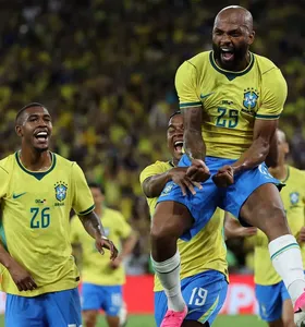 Jogadores do Brasil comemorando um dos gols na goleada sobre o Panamá