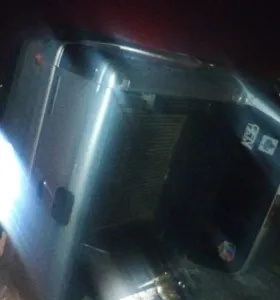 Os dois carros envolvidos no acidente capotaram na PR-151 em Carambeí
