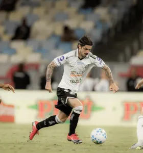 Pedro Vilhena em ação contra o Fluminense, no Maracanã