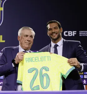 Carlo Ancelotti recebe camisa da Seleção Brasileira do presidente da CBF, Samir Xaud