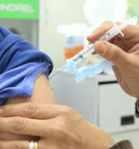 Pessoas que irão se vacinar devem levar carteira de vacinação e um documento pessoal