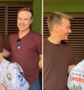 Ao receber o tradicional manto alvinegro, o cantor esbanjou simpatia e elogiou a camisa