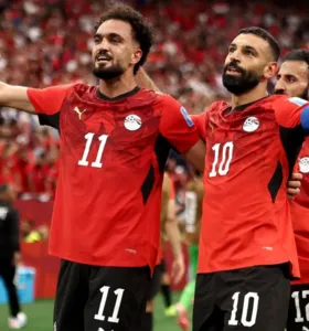 Zico e Salah comemoram o gol da virada do Egito sobre a Nova Zelândia