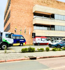 Dentre os veículos entregues, o município receberá uma ambulância, um micro-ônibus, uma van e um caminhão baú