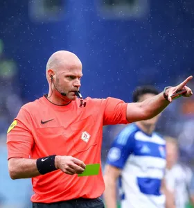 Rob Dieperink atua como árbitro e VAR