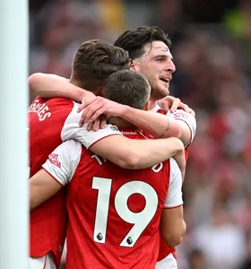 Atletas do Arsenal comemorando gol