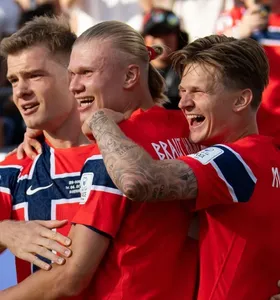 Jogadores da Noruega celebram gol de Haaland contra o Iraque