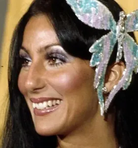 Cher completa 80 anos