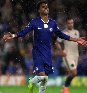 Estêvão comemora gol de pênalti do Chelsea sobre o Ajax