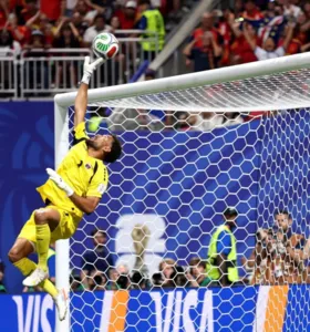 Goleiro Vozinha, de Cabo Verde, em ação contra a Espanha pela Copa do Mundo