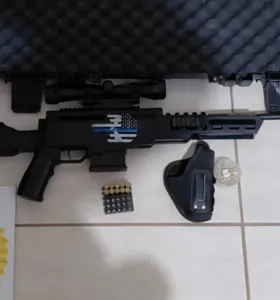Os policiais localizaram dez munições calibre .38, um coldre velado, uma espingarda de pressão e munições de chumbinho