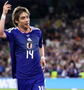 Junya Ito, do Japão, celebrando o gol marcado diante da Tunísia