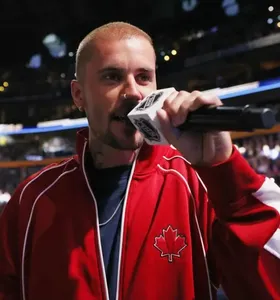 Justin Bieber durante apresentação no draft da NHL