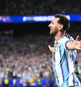 Lionel Messi garantiu o seu 18º gol em Copas do Mundo, a artilharia histórica em Mundiais e a vitória da Albiceleste contra a Áustria por 2 a 0