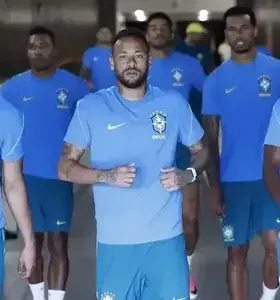 Neymar, ao lado de Matheus Cunha e Vini Jr., durante treino da Seleção Brasileira