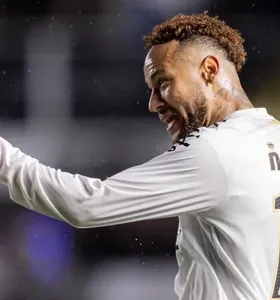 Neymar comemora gol contra o Red Bull Bragantino, na Vila Belmiro