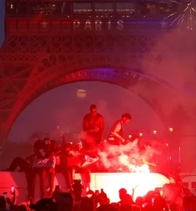 Logo após a disputa de pênaltis entre PSG e Arsenal, os adeptos do Paris Saint-Germain tomaram as ruas da capital francesa.