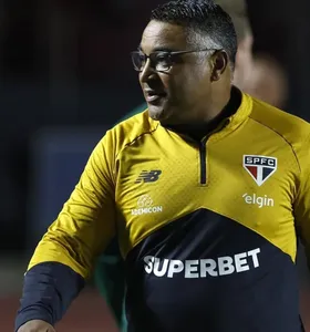 Roger Machado, de 51 anos, se despede após comandar o Tricolor em apenas 17 jogos, com 7 vitórias, 4 empates e 6 derrotas.