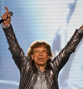 Os astros Mick Jagger, Keith Richards e Ronnie Wood são acompanhados no disco por Darryl Jones (baixo), Steve Jordan (bateria) e Matt Clifford (teclados)