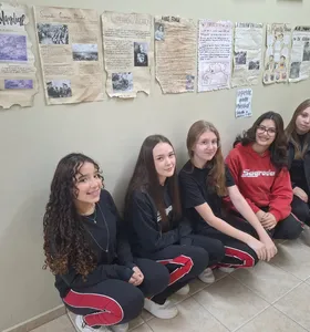 Os estudantes realizaram produções inspiradas em jornais antigos, utilizando elementos visuais e textuais que remetem ao período histórico estudado