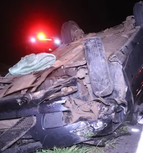 A colisão traseira resultou no capotamento de um dos carros