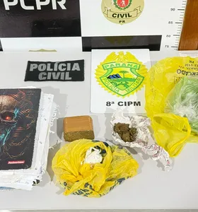 A mulher recebeu voz de prisão e foi encaminhada, junto com as substâncias e os materiais apreendidos, para a Delegacia da Polícia Civil