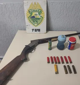 A equipe localizou uma espingarda calibre .36, além de munições deflagradas, pólvora e chumbo
