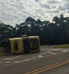 O acidente aconteceu por volta das 13h, no quilômetro 165 da rodovia estadual