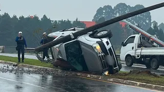 Veículo derruba poste em colisão na Avenida Visconde de Taunay em PG