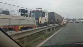 Acidente com caminhão deixa trânsito lento na BR-376 em PG