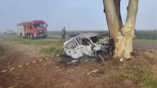 Duas pessoas morrem e vereador fica ferido em acidente com carro carbonizado