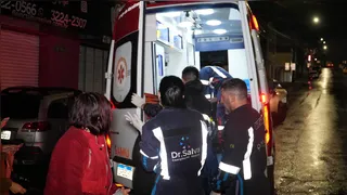 Dois pedestres são atropelados após colisão no Centro de Ponta Grossa
