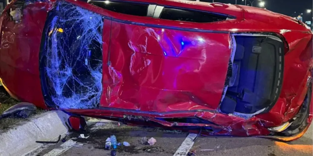 O motorista perdeu o controle do carro durante uma curva e acabou capotando