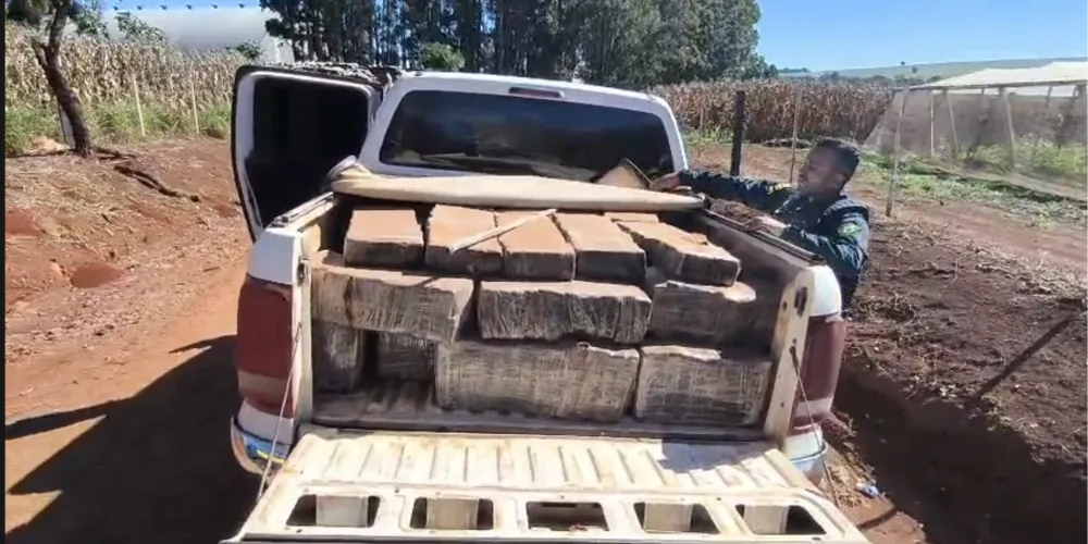 Um homem de 27 anos foi preso em flagrante pelos crimes de tráfico de drogas, receptação e adulteração de sinal identificador de veículo automotor
