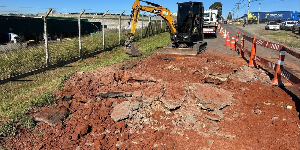 Explosão causou danos no asfalto