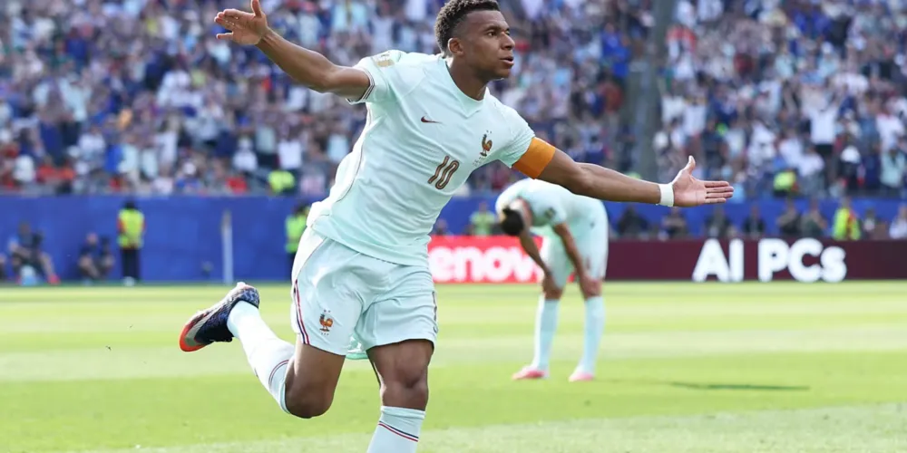 Kylian Mbappé marcou o primeiro gol aos 15 minutos do segundo tempo e, cinco minutos depois, deu assistência para Ousmane Dembélé ampliar o placar