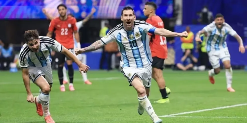 Messi comemora gol de empate contra o Egito