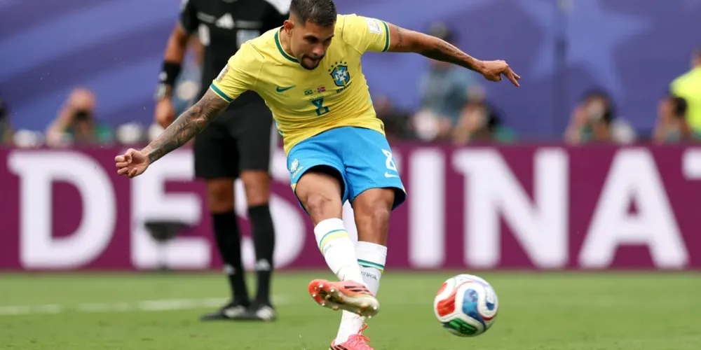 Pênalti desperdiçado por Bruno Guimarães