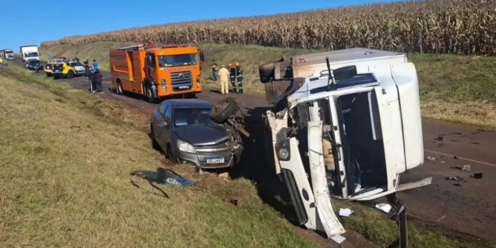 Um homem morreu em um grave acidente envolvendo dois carros e um caminhão na PR-239, em Iracema do Oeste