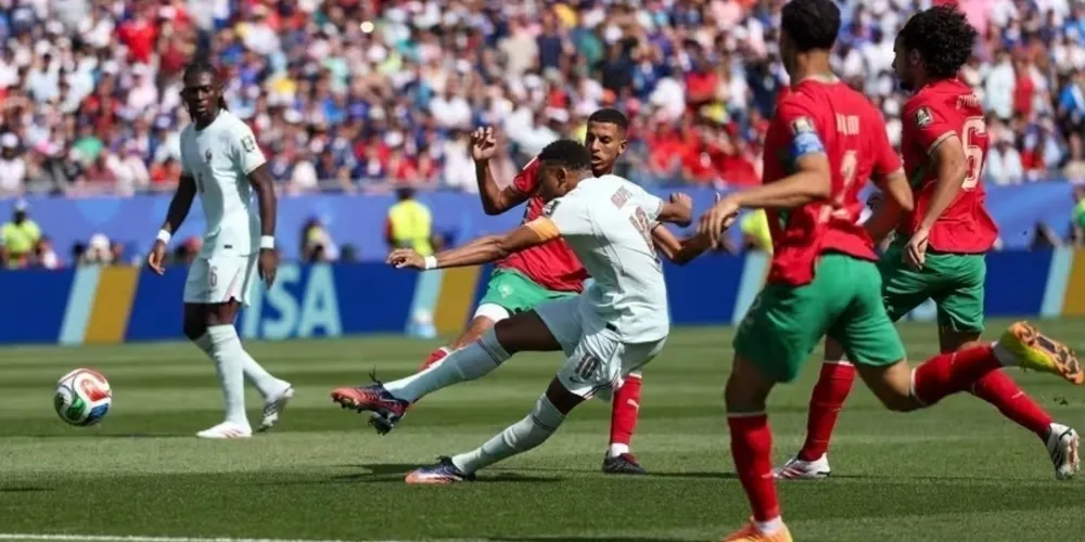 Mbappé arrisca contra meta de Bono