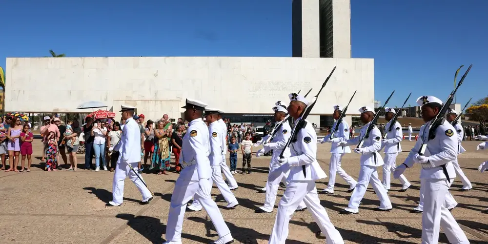 Os selecionados ingressam no curso como praça especial, com o grau hierárquico de grumete