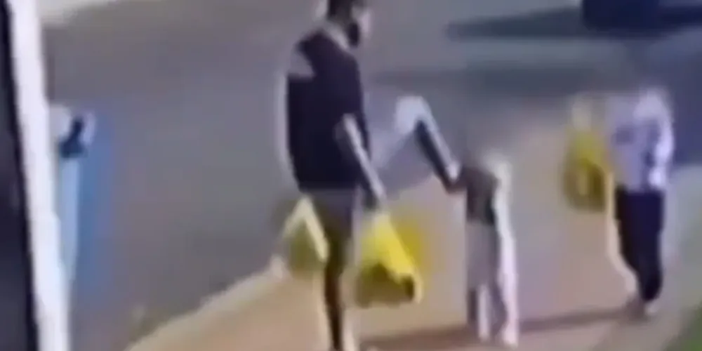 O caso ganhou repercussão depois que imagens de segurança flagraram o momento em que o homem desfere um chute no rosto da filha