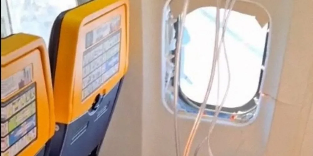 Imagens divulgadas nas redes sociais mostram uma janela danificada e máscaras de oxigênio acionadas no interior da cabine
