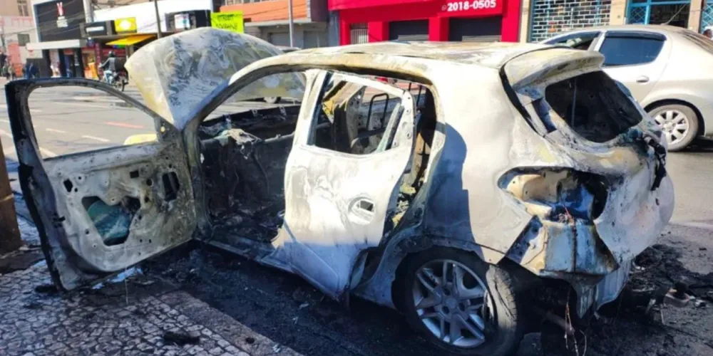 Carro pega fogo no Centro de Curitiba e motorista sai ileso após abandonar o veículo