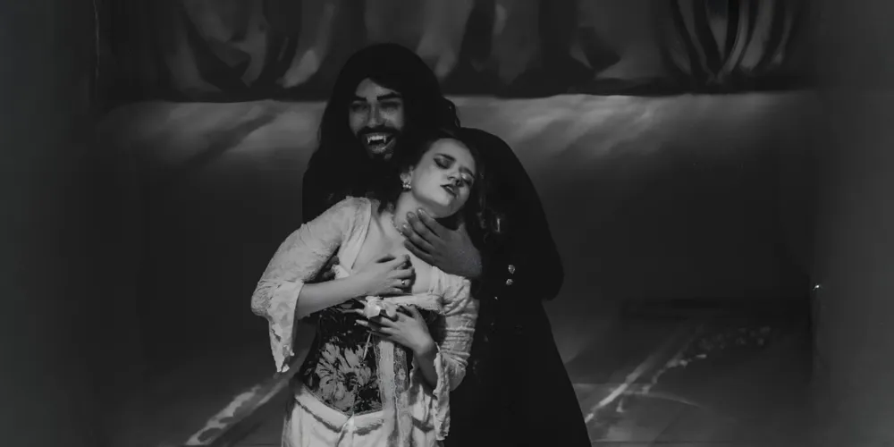 O espetáculo retorna após estrear em 2025, levando mais de 500 pessoas ao teatro
