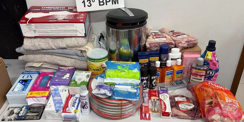 Mercadorias avaliadas em cerca de R$ 2 mil foram recuperadas após funcionária ser presa suspeita de participar de um esquema de furto em um supermercado no bairro Portão