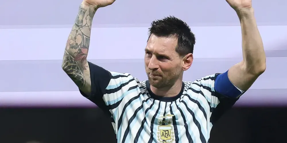 Messi comemora vitória da Argentina sobre o Egito