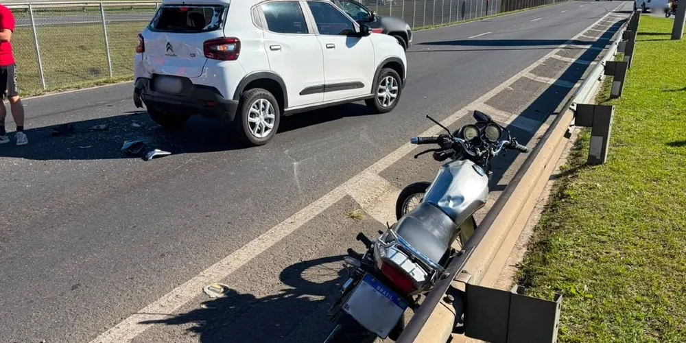Equipes da concessionária Via Araucária orientaram o trânsito após o acidente entre moto e carro na BR-277