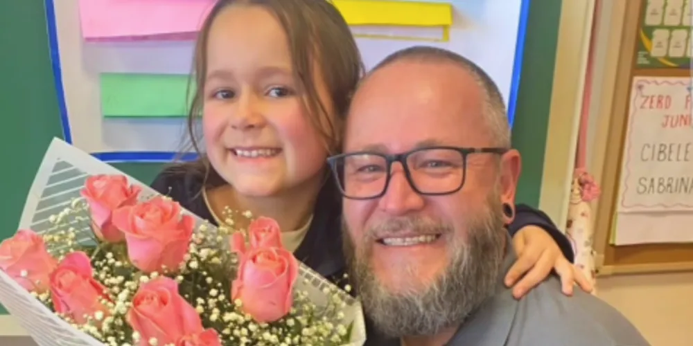 A pequena Maria Cecília e seu pai, o jornalista André Szczerepa